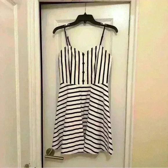 NWOT Alice + Olivia Nella button front mini dress in black and white str… - Picture 7 of 14